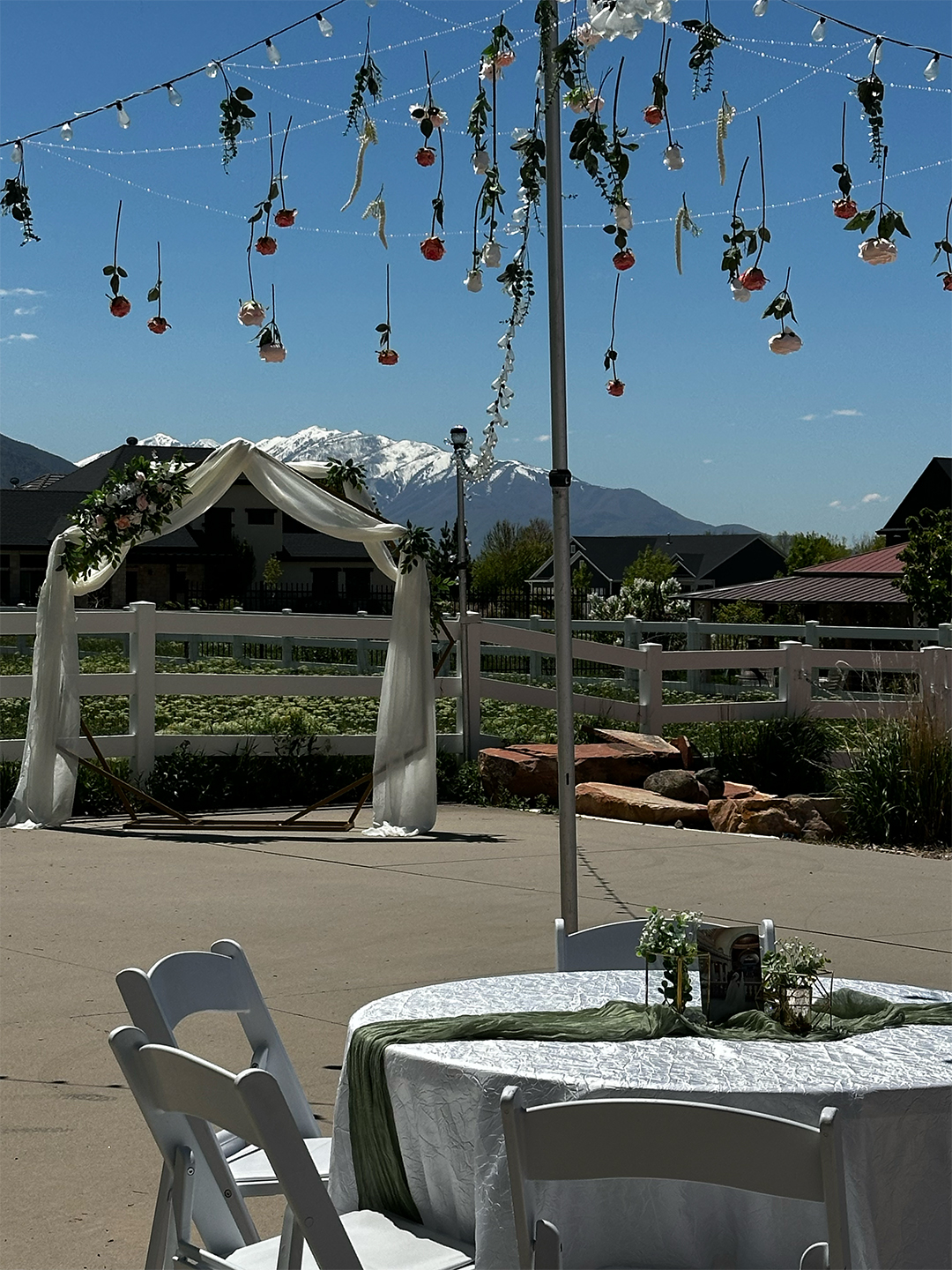 Queen Events Wedding Decor Tables and Chairs_0032_041246B9-DFFE-43A5-BD3E-DD48E7CDF3FC